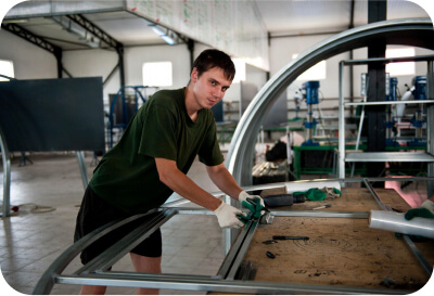 рабочий с торцом теплицы