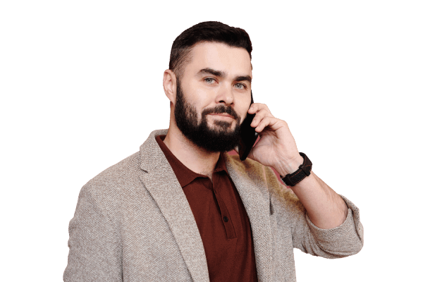 мужчина говорит по телефону